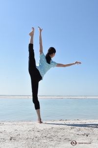 Dancer Jiayuan Yang looking out to sea. (Photo by Rebecca Jiang)