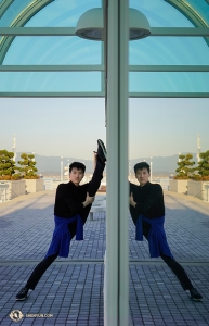 Dancer Ziyuan Fu attempts to double his stretching efficiency. (Photo by Johnny Cao)