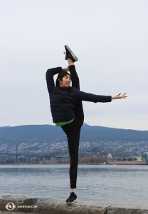 Dancer Yinian Chen along the waterfront. (Photo by Kaidi Wu)