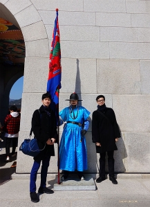 Shen Yun World Company is performing in five cities across South Korea over the course of two weeks. Dancers Jungsu Lee (left) and Jun Liang pose with a Royal Guard at Gyeongbokgung Palace. (Photo by Jeff Chuang)