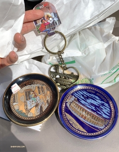 Souvenirs to remember this romantic city by. (Photo by Angelia Wang)